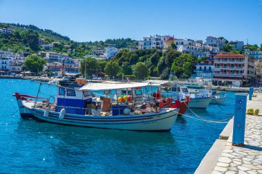 Alonnisos Adası, Sporades, Yunanistan ve Akdeniz 'deki Patitiri limanında geleneksel balıkçı tekneleri