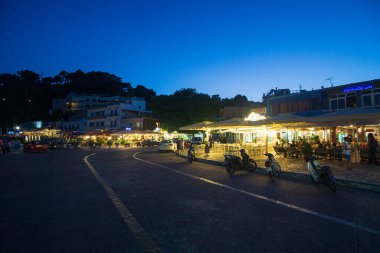 Alonissos Adası, Yunanistan ve Avrupa 'daki güzel sahil kenti Patitiri' nin gece manzarası