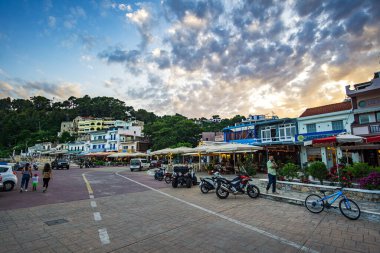 Alonissos adasındaki güzel sahil kasabası Patitiri, Yunanistan, Avrupa