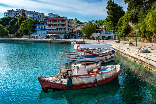 Alonnisos Adası, Sporades, Yunanistan ve Akdeniz 'deki Patitiri limanında geleneksel balıkçı tekneleri