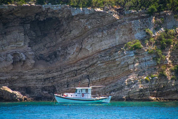 Barcos Pesca Tradicionales Pintoresco Puerto Patitiri Isla Alonnisos Esporadas Grecia —  Fotos de Stock