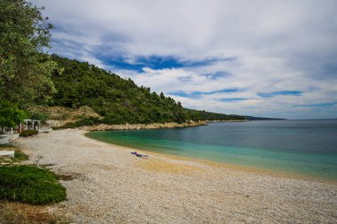 Alonissos Adası, Sporades, Yunanistan ve Avrupa 'daki kayalık sahil Leftos Gialos' un manzarası