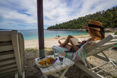 Alonissos Adası, Sporades, Yunanistan ve Avrupa 'daki kayalık sahil Leftos Gialos' un manzarası