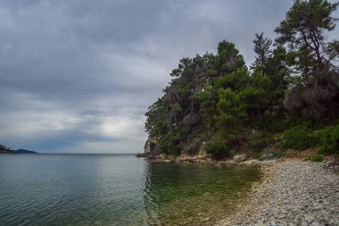 Alonnisos Adası, Yunanistan ve Avrupa 'daki Chrysi Milia plajının panoramik manzarası.