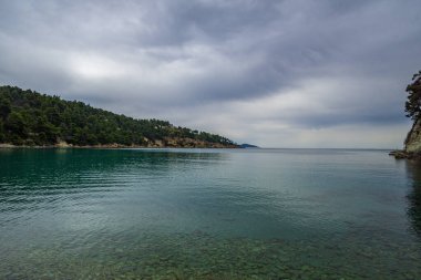Alonnisos Adası, Yunanistan ve Avrupa 'daki Chrysi Milia plajının panoramik manzarası.