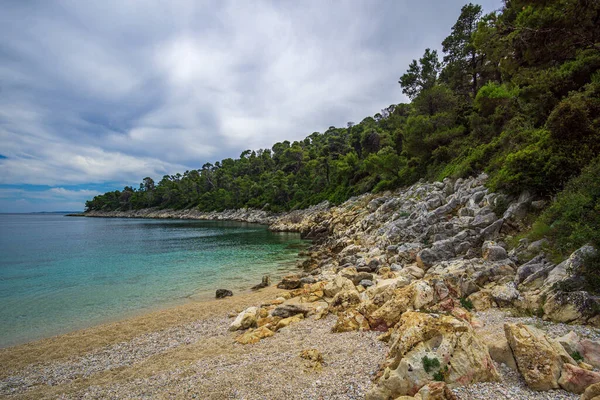 Живописный Вид Скалистый Пляж Leftos Gialos Острове Alonissos Sporades Греция — стоковое фото