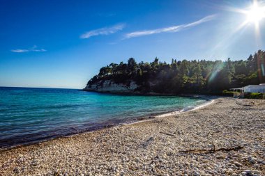 Alonnisos Adası, Yunanistan ve Avrupa 'daki Chrysi Milia plajının panoramik manzarası.