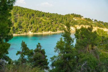 Alonnisos Adası, Yunanistan ve Avrupa 'daki Chrysi Milia plajının panoramik manzarası.