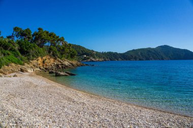 Megali Ammos 'tan güzel doğal manzara veya batı Alonissos adasındaki büyük kumsal, Yunanistan, Avrupa