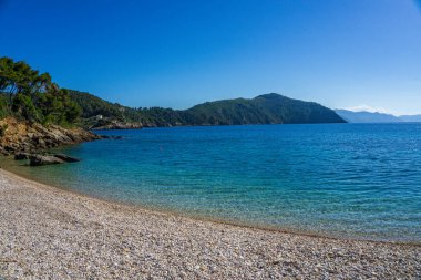 Megali Ammos 'tan güzel doğal manzara veya batı Alonissos adasındaki büyük kumsal, Yunanistan, Avrupa