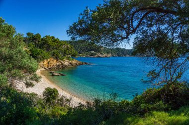 Megali Ammos 'tan güzel doğal manzara veya batı Alonissos adasındaki büyük kumsal, Yunanistan, Avrupa