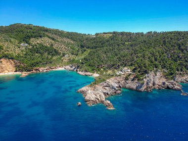 Megali Ammos üzerindeki hava manzarası veya batı Alonissos adasındaki büyük kum plajı, Yunanistan, Avrupa