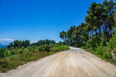 Megali Ammos 'tan güzel doğal manzara veya batı Alonissos adasındaki büyük kumsal, Yunanistan, Avrupa