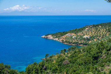 Megali Ammos yolundaki güzel doğal manzara veya batı Alonissos adasındaki büyük kumsal, Yunanistan, Avrupa
