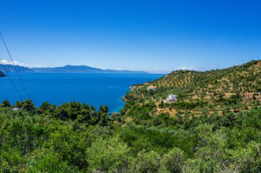 Megali Ammos 'tan güzel doğal manzara veya batı Alonissos adasındaki büyük kumsal, Yunanistan, Avrupa