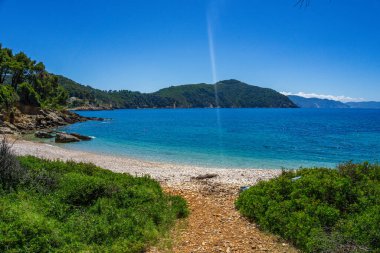 Megali Ammos 'tan güzel doğal manzara veya batı Alonissos adasındaki büyük kumsal, Yunanistan, Avrupa