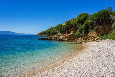 Megali Ammos 'tan güzel doğal manzara veya batı Alonissos adasındaki büyük kumsal, Yunanistan, Avrupa