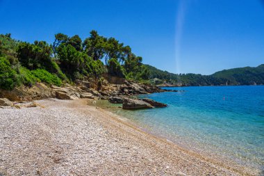 Megali Ammos 'tan güzel doğal manzara veya batı Alonissos adasındaki büyük kumsal, Yunanistan, Avrupa