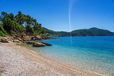 Megali Ammos 'tan güzel doğal manzara veya batı Alonissos adasındaki büyük kumsal, Yunanistan, Avrupa