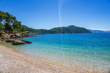 Megali Ammos 'tan güzel doğal manzara veya batı Alonissos adasındaki büyük kumsal, Yunanistan, Avrupa