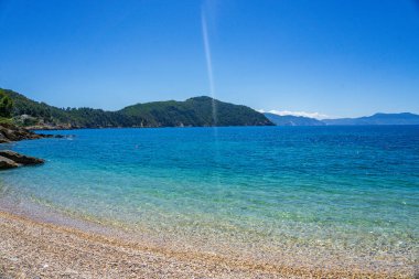 Megali Ammos 'tan güzel doğal manzara veya batı Alonissos adasındaki büyük kumsal, Yunanistan, Avrupa