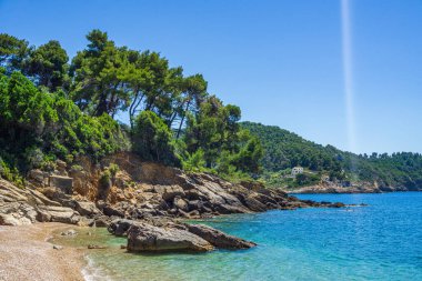 Megali Ammos 'tan güzel doğal manzara veya batı Alonissos adasındaki büyük kumsal, Yunanistan, Avrupa