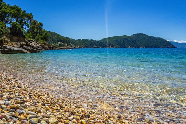 Megali Ammos 'tan güzel doğal manzara veya batı Alonissos adasındaki büyük kumsal, Yunanistan, Avrupa