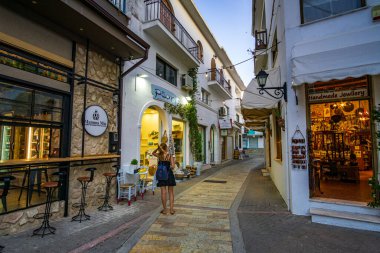 Skiathos Adası, Sporades, Yunanistan 'daki Chora kasabasının güzel şehir merkezi kent manzarası