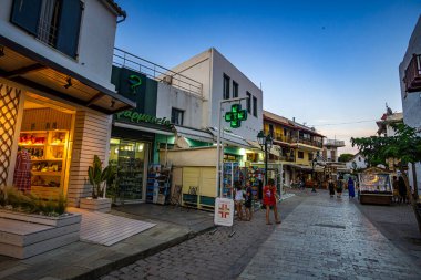 Skiathos Adası, Sporades, Yunanistan 'daki Chora kasabasının güzel şehir merkezi kent manzarası