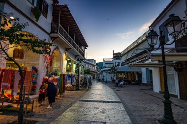 Skiathos Adası, Sporades, Yunanistan 'daki Chora kasabasının güzel şehir merkezi kent manzarası