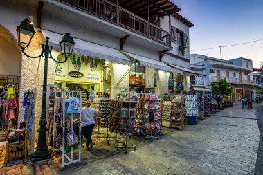 Skiathos Adası, Sporades, Yunanistan 'daki Chora kasabasının güzel şehir merkezi kent manzarası