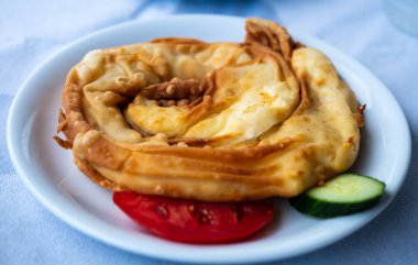 Restoranda beyaz peynirli geleneksel Yunan turtası