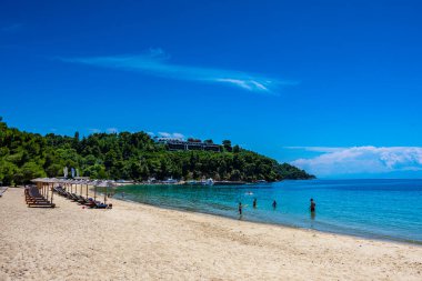 Skiathos Adası, Sporades, Yunanistan 'daki Koukounaries plajından yaz manzarası