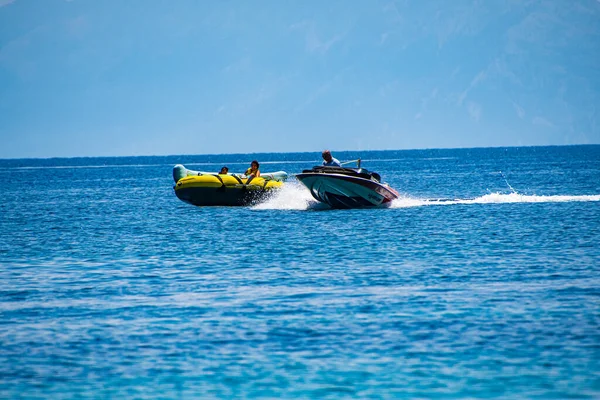 Tourists Enjoy Inflatable Towable Rides Koukounaries Beach Skiathos Island Sporades — Foto de Stock