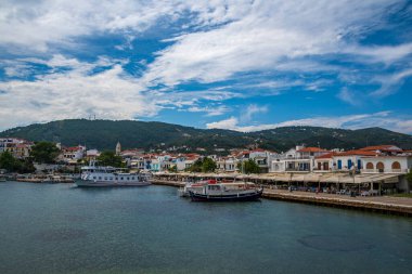 Skiathos Adası 'ndaki küçük bir yarımada olan Bourtzi adasının güzel manzarası, Sporades Yunanistan