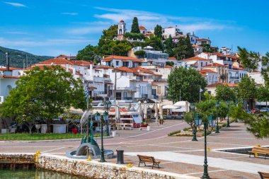 Skiathos Adası, Yunanistan - Haziran 2020: Yunanistan 'ın Skiathos adasında Düşen Denizciler Anıtı' nın yaz manzarası