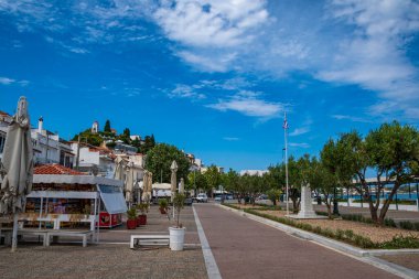 Skiathos Adası, Sporades, Yunanistan 'daki Skiathos limanı yakınlarındaki güzel deniz manzarası.