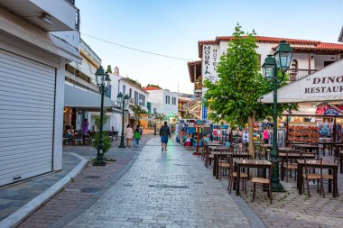 Skiathos Adası, Sporades, Yunanistan 'daki Chora kasabasının güzel şehir merkezi kent manzarası
