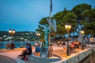 Skiathos, Sporades, Yunanistan 'da Düşen Denizciler Anıtı' nın yaz manzarası