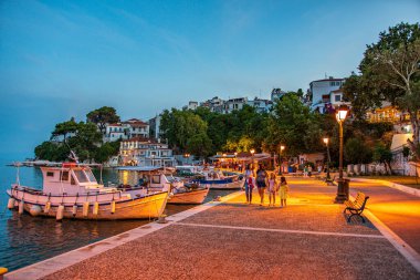 Gün batımında Skiathos limanı yakınlarında güzel bir deniz manzarası. Skiathos, Sporades, Yunanistan.