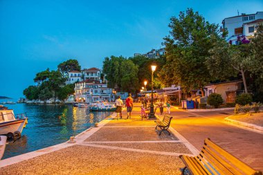 Gün batımında Skiathos limanı yakınlarında güzel bir deniz manzarası. Skiathos, Sporades, Yunanistan.