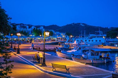 Gün batımında Skiathos limanı yakınlarında güzel bir deniz manzarası. Skiathos, Sporades, Yunanistan.