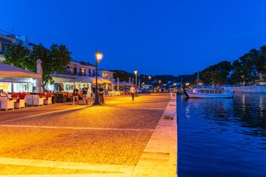 Gün batımında Skiathos limanı yakınlarında güzel bir deniz manzarası. Skiathos, Sporades, Yunanistan.