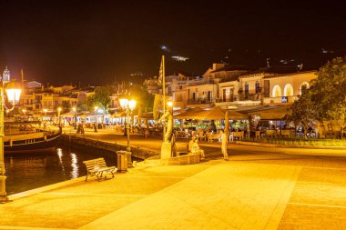 Skiathos Adası, Sporades Yunanistan 'daki küçük bir yarımada olan Bourtzi adasından gece manzarası