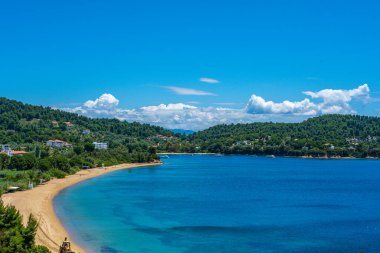 Skiathos, Sporades, Yunanistan 'daki Agia Paraskevi' nin ünlü kumlu plajı.