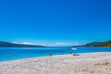 Alonissos Adası, Sporades, Yunanistan 'daki ünlü Agios Dimitrios plajı