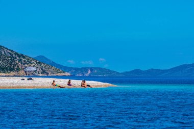 Alonissos Adası, Sporades, Yunanistan 'daki ünlü Agios Dimitrios plajı