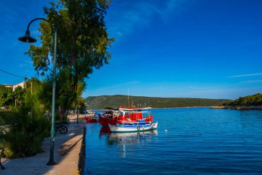 Steni Vala limanındaki geleneksel balıkçı tekneleri Yunanistan 'ın Sporades, Ege Denizi, Yunanistan' daki pitoresk bir Yunan adası olan Alonnisos adasının ikinci en kalabalık köyü.