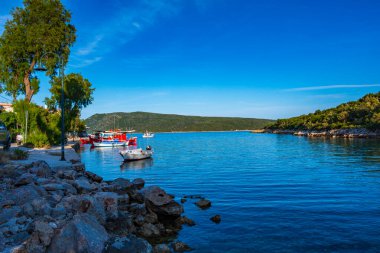 Steni Vala limanındaki geleneksel balıkçı tekneleri Yunanistan 'ın Sporades, Ege Denizi, Yunanistan' daki pitoresk bir Yunan adası olan Alonnisos adasının ikinci en kalabalık köyü.