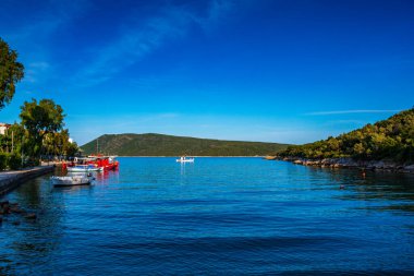 Alonissos Adası, Sporades, Yunanistan 'daki Steni Vala' da güzel deniz manzarası